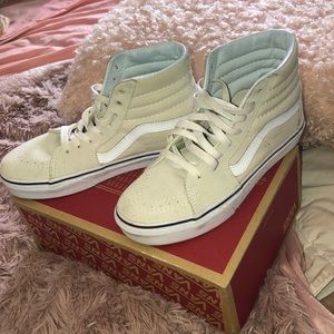 Birch/ True White High Top Vans 😍